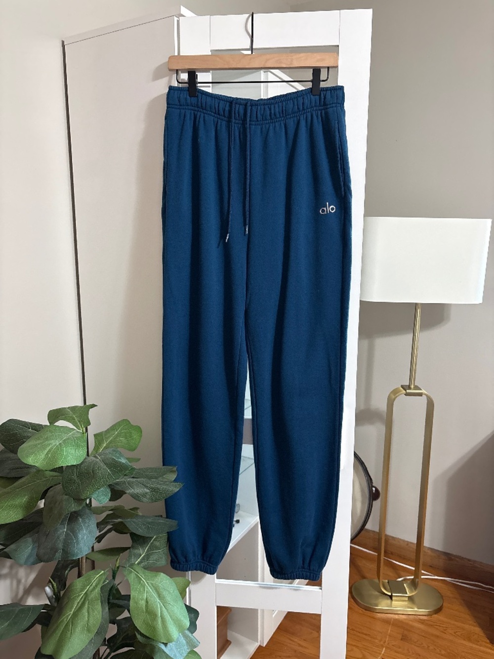 ALO Yoga Teal Blue Accolade Sweatpant Joggers size Medium